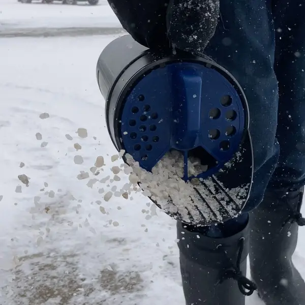 Chapin 8740A 64-ounce Hand Shaker Spreader for Turf & Salt